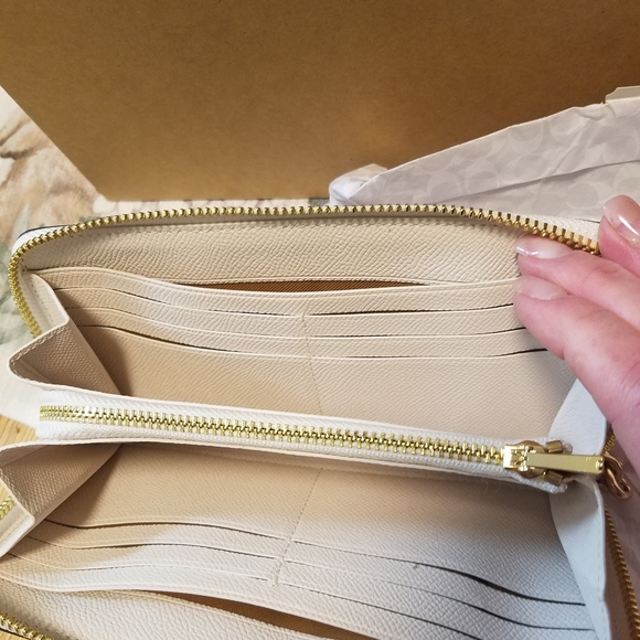 AUTHENTIC COACH PURSE AND MATCHING WALLET - Picture 3 of 4